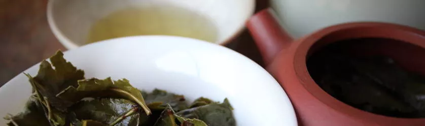 Thé oolong Tie Guan Yin du Fujian infusé en théière Yixing