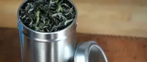 conservation du thé dans une boite en métal