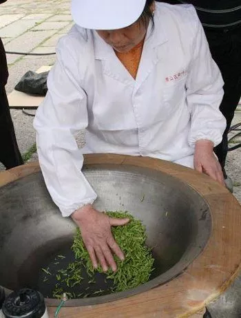 Séchage des feuilles de Long Jing