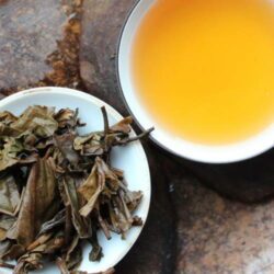 feuilles infusées de thé pu erh