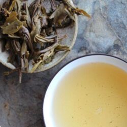feuilles et infusions de thé pu-erh du Yunnan