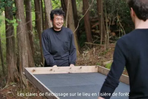 Mr Suikyo et les claies de bois pour le flétrissage des feuille.