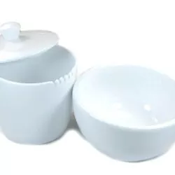 tasse et mug avec couvercle et dents