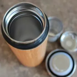 ouverture du thermos à thé avec ses 2 filtres