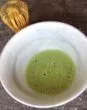 Matcha dans un bol, fouetté avec une chasen