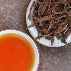 feuilles infusées de thé rouge/noir de Chine Yunnan