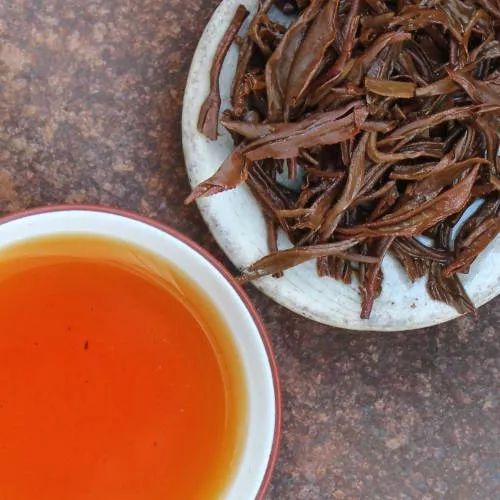 feuilles infusées de thé rouge/noir de Chine Yunnan