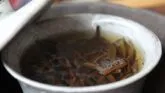 infusion au gaiwan de thé rouge Tongmu Yin Junmei