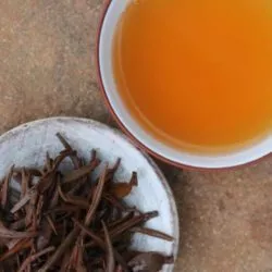 Feuilles et infusion du thé rouge Tongmu Yin Jun Mei