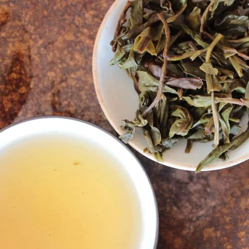 Infusion du thé vert Vietnam fumé