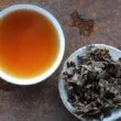 Feuilles infusées et couleur de l'infusion du pu-erh vert