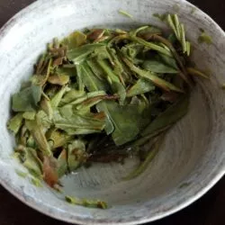 Feuilles infusées du Duyun Bai Mu Dan