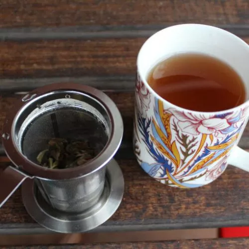 infusion d'un thé avec le filtre de mug en inox