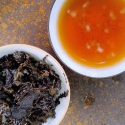 Infusion des feuilles du champignon Baoyan Jincha Xiaguan