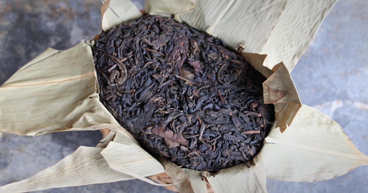 Thé sombre heicha en panier bambou