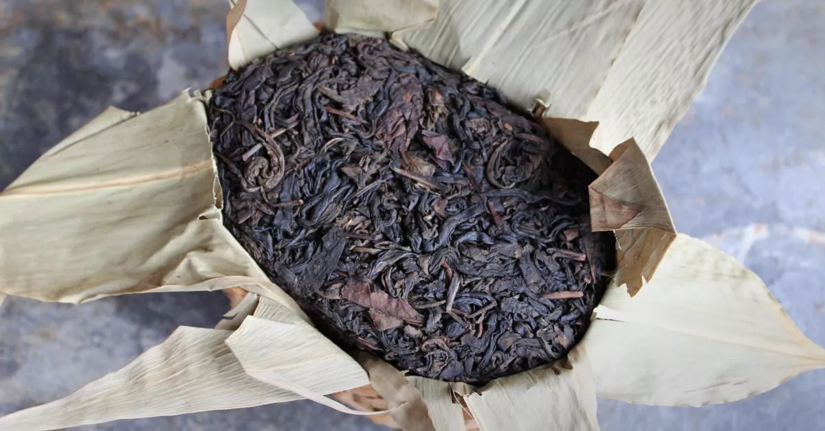 Thé sombre heicha en panier bambou