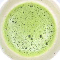 Matcha fouetté dans un bol