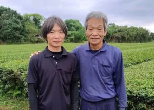 Famille Kadota dans leur jardin de thé